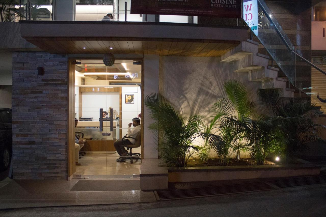 斯里斯里行政寄宿酒店 戈尔哈布尔 外观 照片