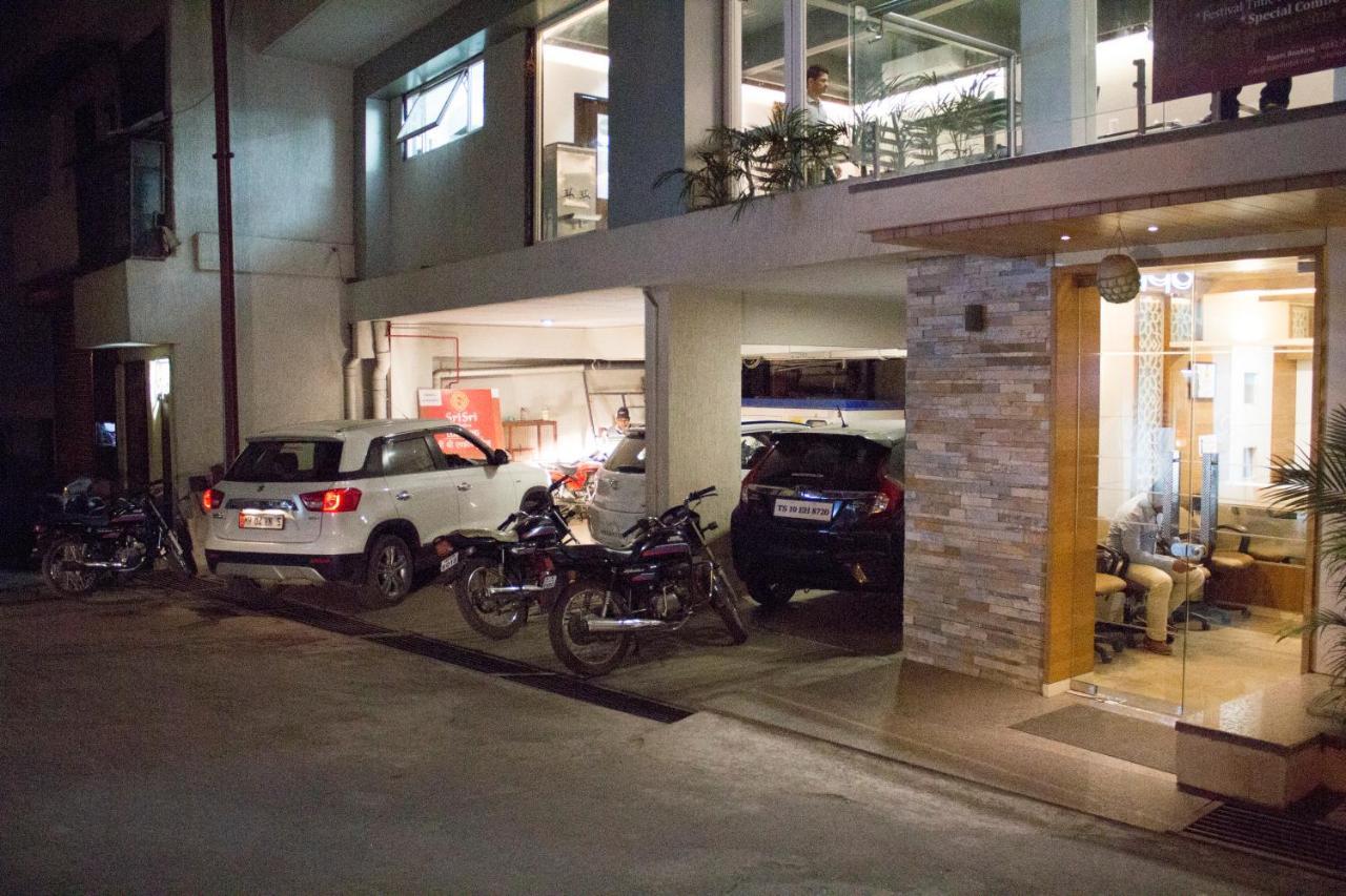 斯里斯里行政寄宿酒店 戈尔哈布尔 外观 照片